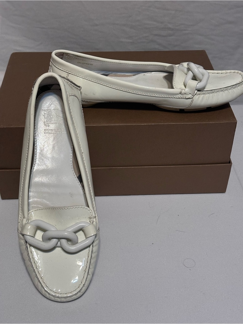 Burberry Cream Patent Chain-Link Loafers - Picture 4 of 5